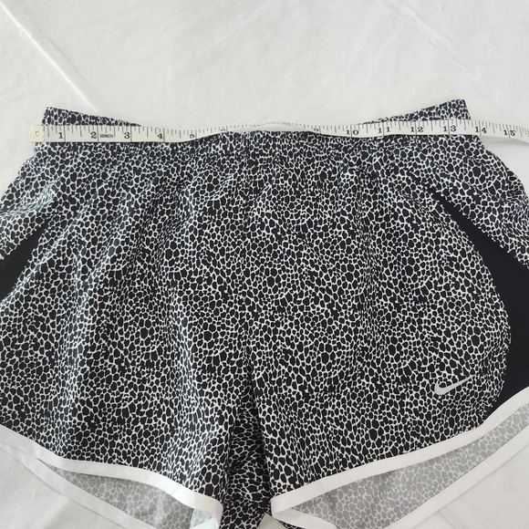 Nike Size Small Women's Black and White Running Shorts - Picture 3 of 9